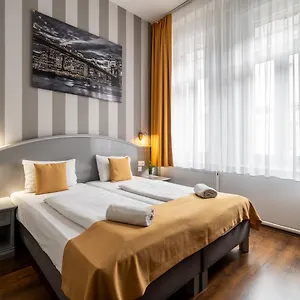Otel Full Moon, Budapeşte